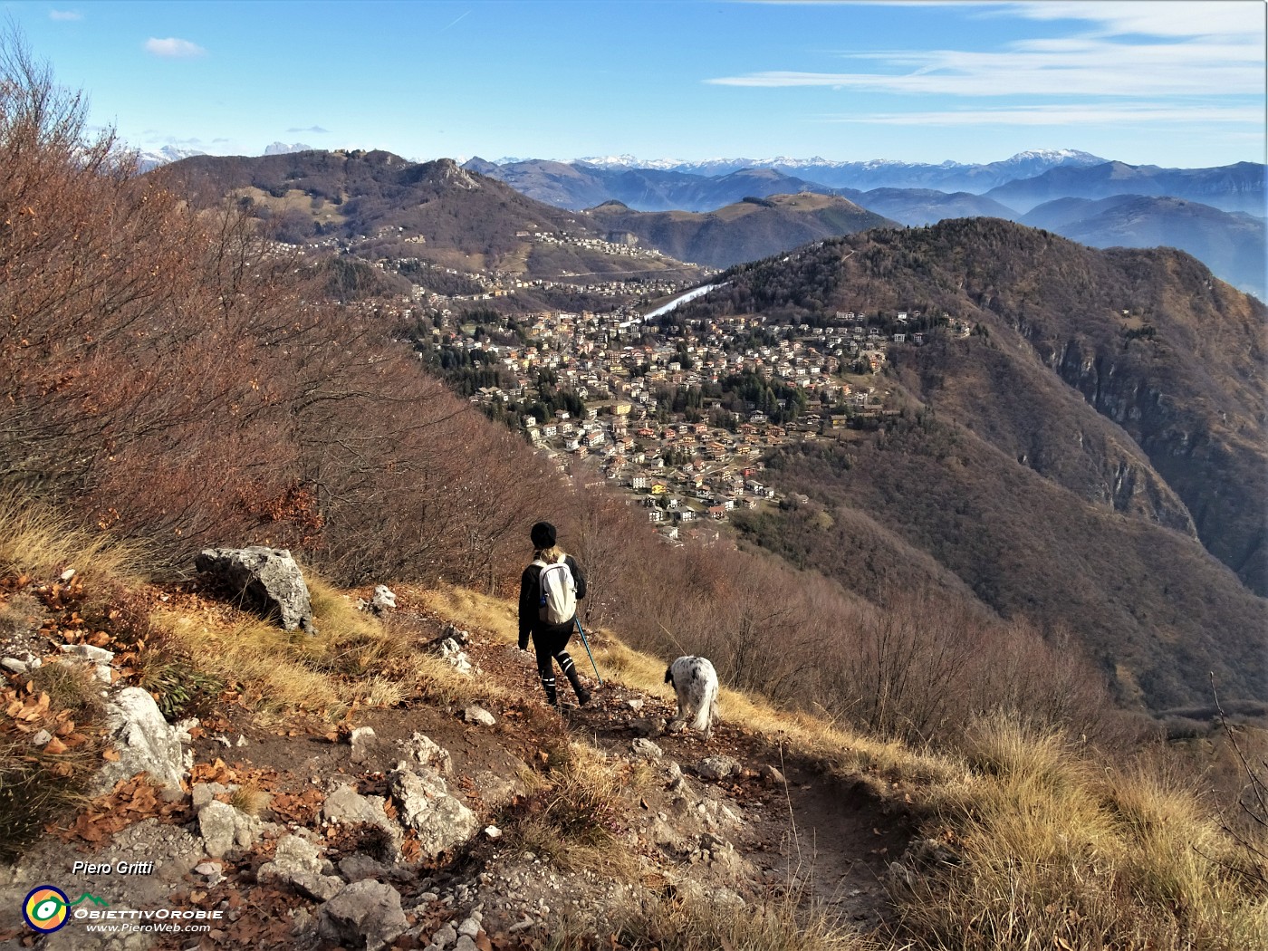 50 Sempre bella la vista su altopiano Selvino-Aviatico, Cornagera-Poieto ed oltre.JPG